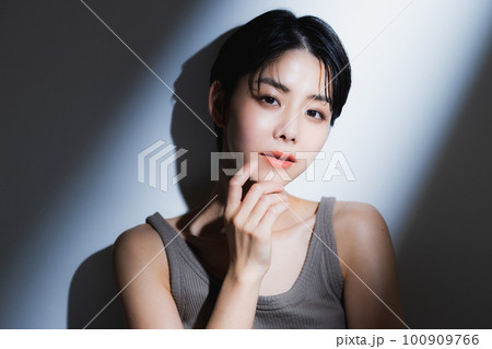 ショートヘアの女性 陰影 ショートヘアの女性 陰影 100909766