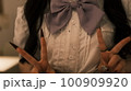 女性の楽しそうな場面 100909920
