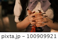 指を組む女性 100909921
