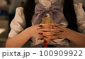 指を組む女性 100909922