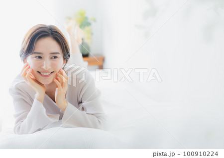 ベッドルームの女性 ベッドルームの女性 100910224