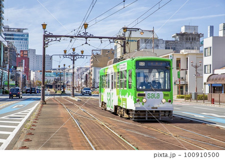 豊橋市街を走る豊橋鉄道市内線の電車 100910500