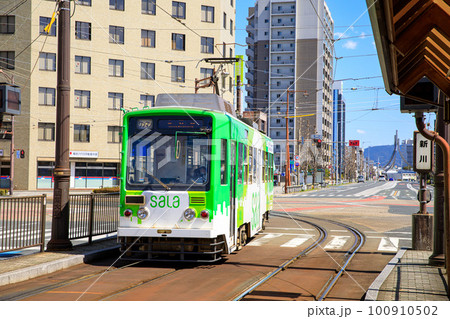 豊橋市街を走る豊橋鉄道市内線の電車 100910502