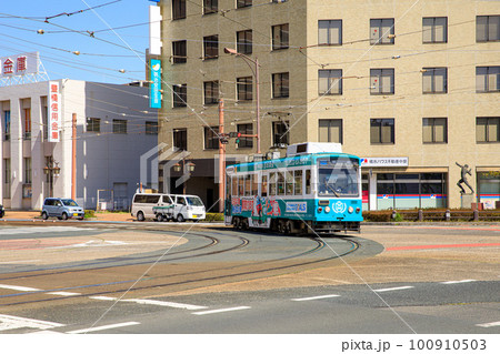 豊橋市街を走る豊橋鉄道市内線の電車 100910503