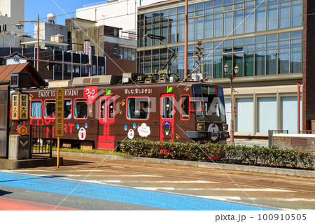豊橋市街を走る豊橋鉄道市内線の電車 100910505