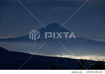 八ヶ岳連峰・天女山から富士山と甲府盆地の夜景 100910610