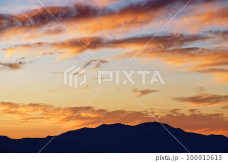 八ヶ岳連峰・前三ツ頭から見る朝焼け雲と奥秩父の山並み 100910613