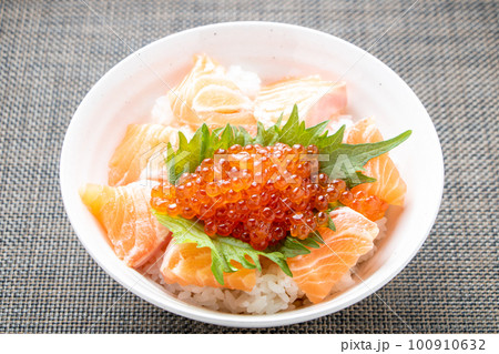 海鮮丼(サーモンとイクラの海鮮親子丼)。 海鮮丼(サーモンとイクラの海鮮親子丼)。 100910632