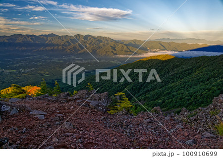 八ヶ岳連峰・前三ツ頭から朝日差す南アルプス・中央アルプスの山並み 100910699