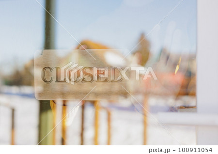 wooden sign is closed on door of restaurant or store. inscription with mode of operation wooden sign is closed on door of restaurant or store. inscription with mode of operation 100911054