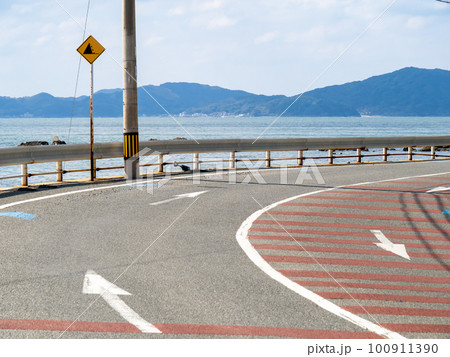 志賀島の海辺の道路。福岡県道542号志賀島循環線「金印海道」。(福岡県福岡市東区内) 志賀島の海辺の道路。福岡県道542号志賀島循環線「金印海道」。(福岡県福岡市東区内) 100911390