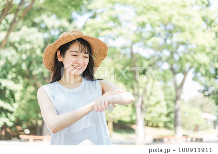日焼け止めクリームを塗る女性（紫外線対策・UV） 100911911