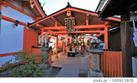 おもかる石で有名な「住吉大社・おいとぼし社」(大阪府大阪市住吉区) おもかる石で有名な「住吉大社・おいとぼし社」(大阪府大阪市住吉区) 100911928