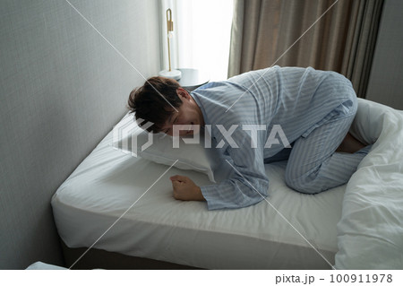 寝室の40代男性 寝室の40代男性 100911978