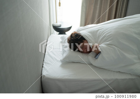 寝室の40代男性 100911980