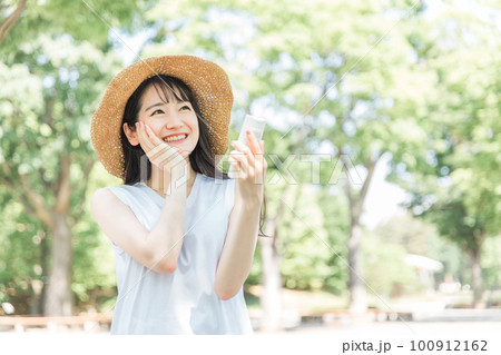 夏のスキンケアをする女性(日焼け止め・UVケア) 夏のスキンケアをする女性(日焼け止め・UVケア) 100912162