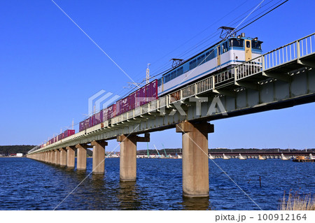 JR貨物、北浦橋梁を渡るEF65電気機関車牽引の貨物列車 100912164