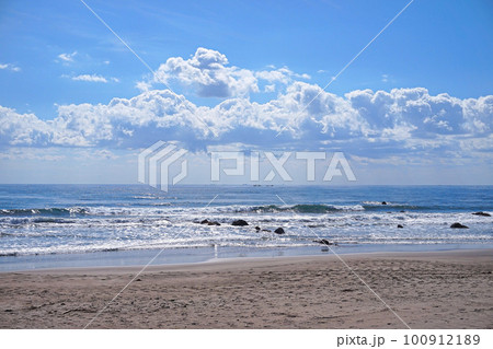 房総半島 春の外房の海 和田浦海水浴場【千葉県南房総市】 房総半島 春の外房の海 和田浦海水浴場【千葉県南房総市】 100912189