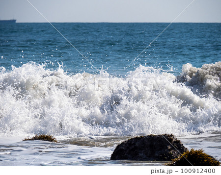 打ち寄せる波。 100912400