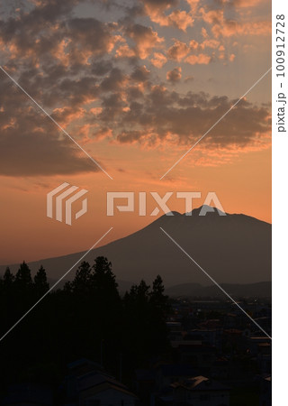 夕闇にシルエットで見える春の岩木山 夕闇にシルエットで見える春の岩木山 100912728