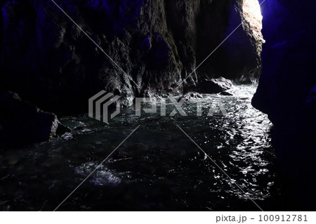 能登半島・青の洞窟 100912781
