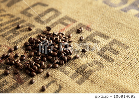 コーヒー用麻袋の上にロースト焙煎されたコーヒー豆が香りを放つ コーヒー用麻袋の上にロースト焙煎されたコーヒー豆が香りを放つ 100914095