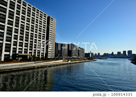朝潮小橋から見る晴海レジデンスと芝浦ふ頭付近の風景 100914335