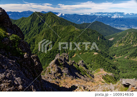 八ヶ岳連峰・赤岳への登りから見るキレット・権現岳と南アルプス・中央アルプスの山並み 100914630