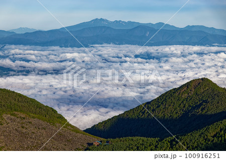 八ヶ岳連峰・三ツ頭から見る青年小屋と雲海・乗鞍岳 八ヶ岳連峰・三ツ頭から見る青年小屋と雲海・乗鞍岳 100916251