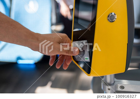 A man pays for travel by card in public transport. 100916327