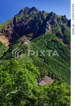 キレット小屋と八ヶ岳連峰・赤岳の眺め 100916494