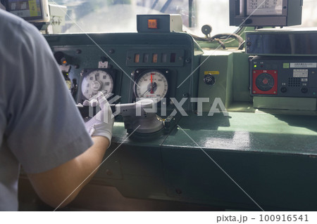 運転中の電車運転士 100916541