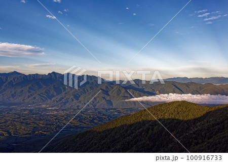 八ヶ岳連峰・前三ツ頭から見る朝日差す南アルプス・中央アルプス 100916733