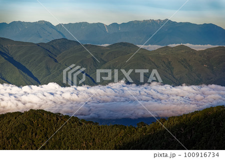 八ヶ岳連峰・前三ツ頭から見る朝日差す中央アルプス 100916734