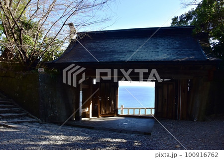 静岡市 久能山東照宮表参道の一ノ門と駿河湾 静岡市 久能山東照宮表参道の一ノ門と駿河湾 100916762