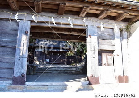 静岡市　久能山東照宮表参道の一ノ門と門衛所 100916763