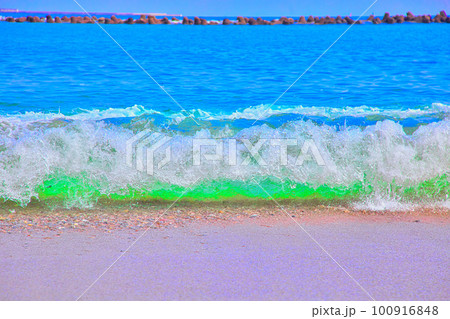 青い海と打ち付ける波 青い海と打ち付ける波 100916848