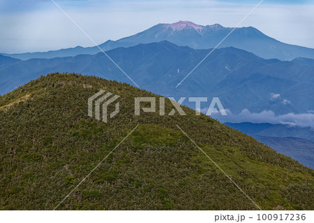 八ヶ岳連峰・三ツ頭から見る編笠山と御嶽 100917236