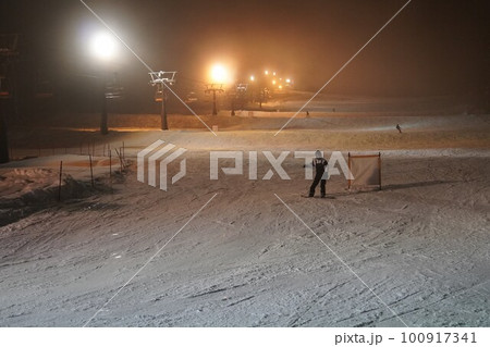 野沢温泉スキー場を滑るナイタースキーヤー 100917341