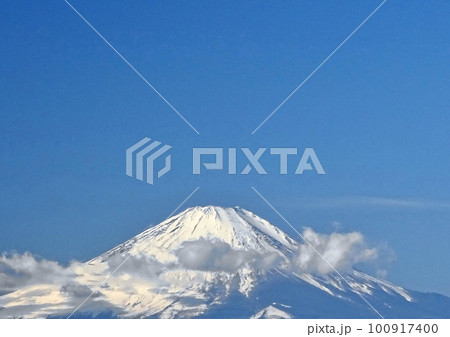 青空の中の積雪の富士山 青空の中の積雪の富士山 100917400