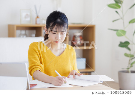 勉強する若い女性 100918039