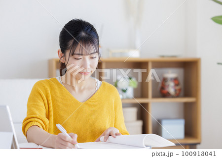 勉強する若い女性 100918041
