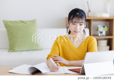 勉強する若い女性 100918049