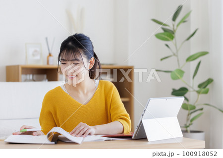 勉強する若い女性 勉強する若い女性 100918052