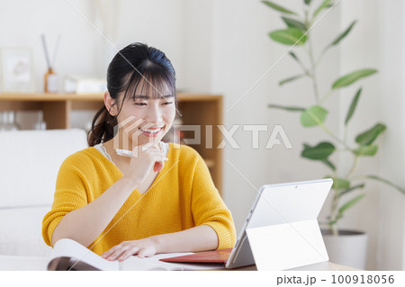 勉強する若い女性 勉強する若い女性 100918056