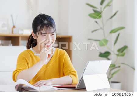 勉強する若い女性 100918057