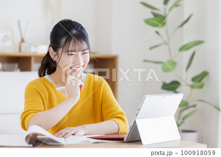 勉強する若い女性 100918059