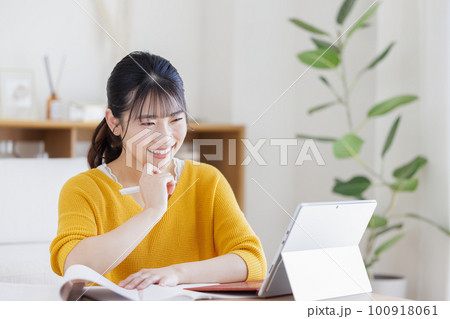 勉強する若い女性 100918061