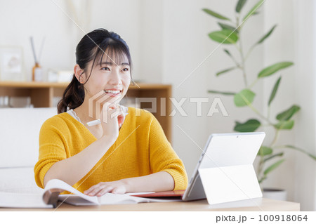 勉強する若い女性 勉強する若い女性 100918064