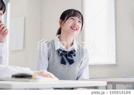 教室で休み時間に話す女子高生 100918169